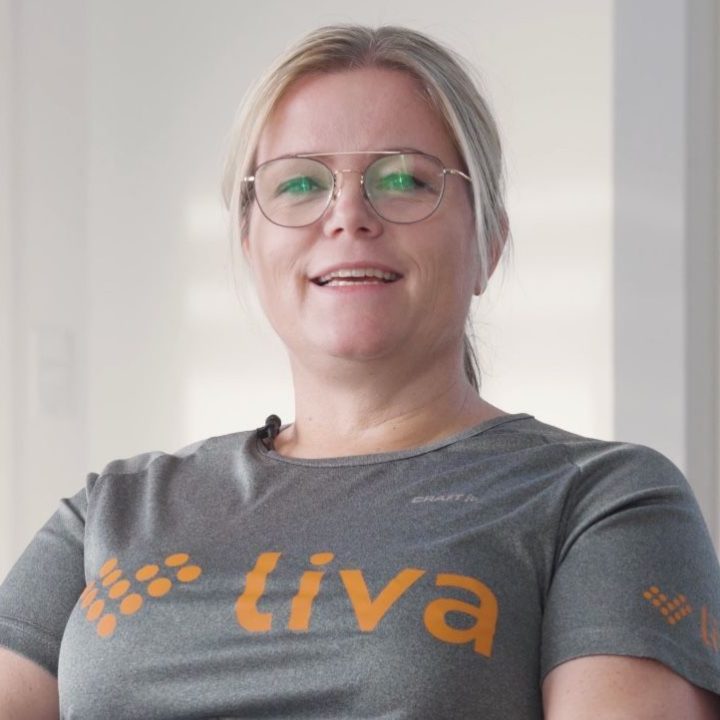 Kvinde i Livahealthcare t-shirt